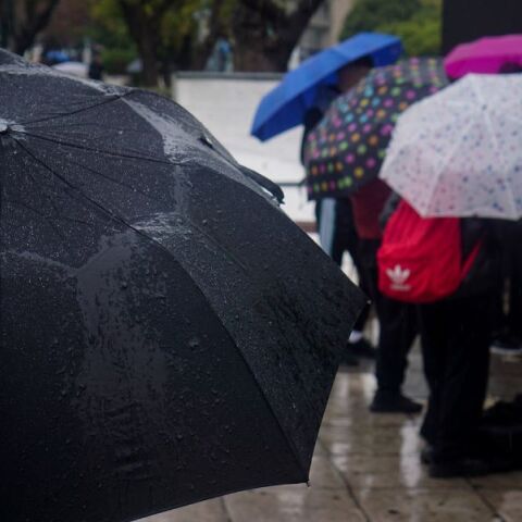 Πρόγνωση καιρού: Τοπικές βροχές και σποραδικές καταιγίδες τη Δευτέρα 15 Ιανουαρίου - Σημειώνει μικρή άνοδο η θερμοκρασία.  