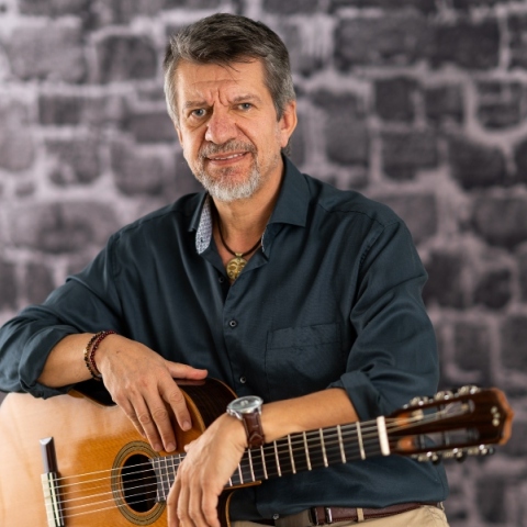 Ο Μίλτος Παύλου μεταφράζει και μελοποιεί Καβάφη