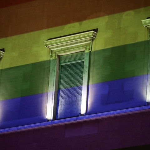 Η συζήτηση και οι αντιδράσεις των κομμάτων για το νομοσχέδιο για τον γάμο και τα δικαιώματα των ομόφυλων ζευγαριών