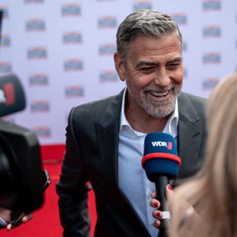 Ο βραβευμένος με Όσκαρ ηθοποιός μίλησε για τη στροφή στη σκηνοθεσία και τη νέα του ταινία, «The Boys in the Boat» - Τι είπε για τον Μπραντ Πιτ.