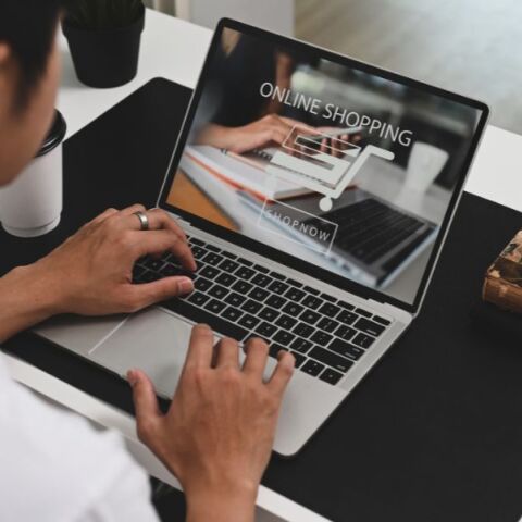 Έρευνα: Περίπου 1 στους 5 Έλληνες καταναλωτές δηλώνει ότι έχει πέσει θύμα απάτης ηλεκτρονικών αγορών σε εορταστικές περιόδους - Τα σημεία που χρήζουν προσοχής. 