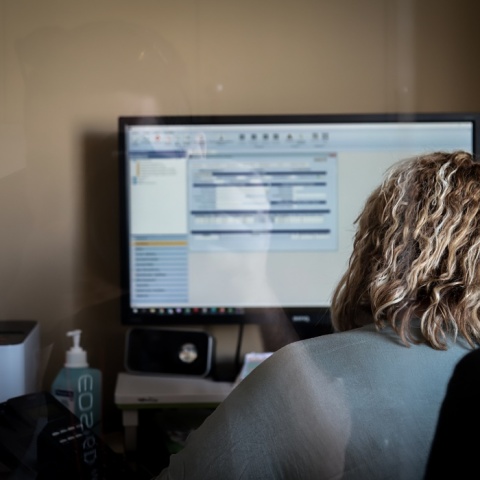 Λογίστρια μπροστά στην οθόνη υπολογιστή