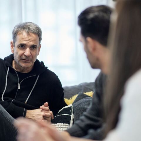 Κυριάκος Μητσοτάκης: Συνάντηση του πρωθυπουργού με ζευγάρι ωφελούμενων του προγράμματος «Σπίτι μου» - Προτεραιότητα της κυβέρνησης η στεγαστική πολιτική. 