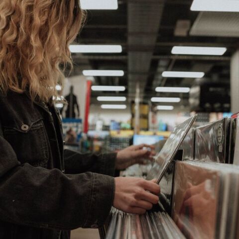 BBC: Σε δημοπρασία θα πωληθούν δίσκοι βινυλίου και εξοπλισμός από το αρχείο του βρετανικού φορέα - Διαδικτυακές προσφορές για τα σπάνια αναμνηστικά.