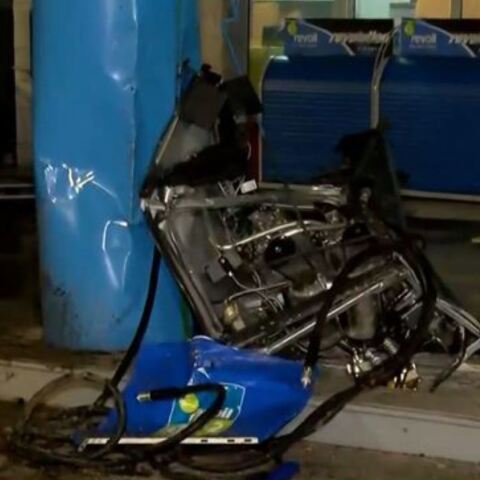 Αυτοκίνητο έπεσε πάνω σε βενζινάδικο στη Βούλα