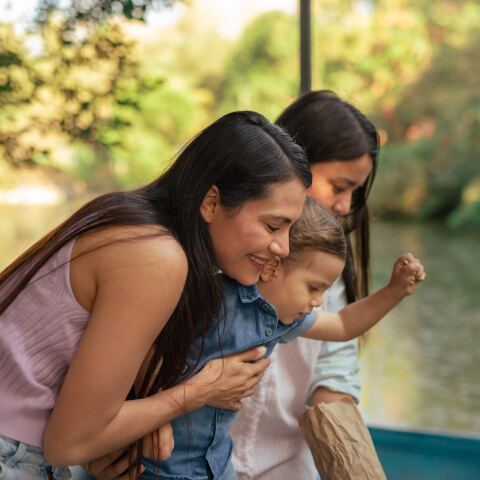 Οικογένεια αποτελούμενη από δύο μητέρας και ένα παιδί