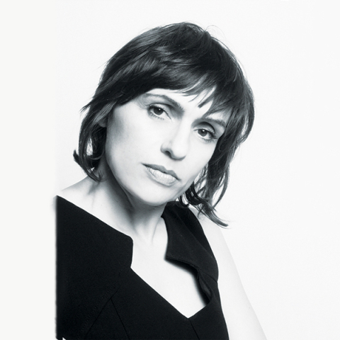 Η Ελισάβετ Παπαδοπούλου μιλάει για το νέο της βιβλίο «Υψηλές για την εποχή θερμοκρασίες», που κυκλοφορεί από τις εκδ. Καστανιώτη.