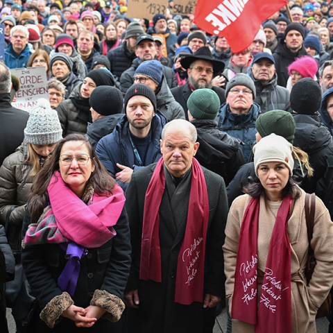 Ο Olaf Scholz και η Annalena Baerbock σε διαδήλωση εναντίον της ακροδεξιάς στο Πότσνταμ © Sebastian Gollnow/picture alliance via Getty Images