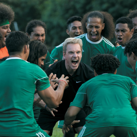 Ενα Γκολ για τη Νίκη: Ο Τάικα Γουαϊτίτι κοουτσάρει τον Μάικλ Φασμπέντερ