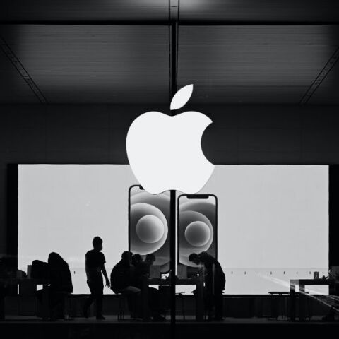 Η Apple ξεπερνά τη Samsung ως κορυφαία σε πωλήσεις smartphone παγκοσμίως – Το iPhone τερματίζει το δωδεκαετές προβάδισμα κορεατικής εταιρίας. 