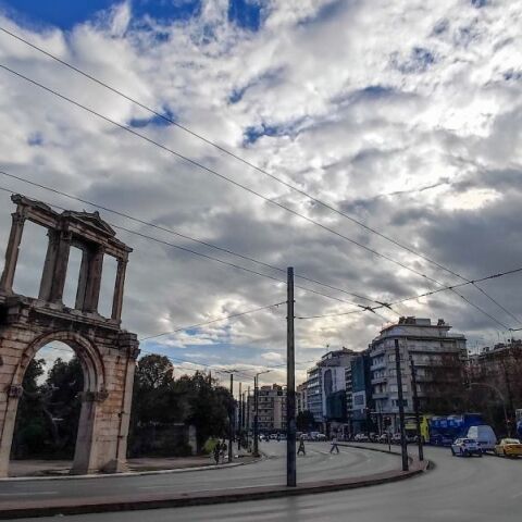 Καιρός αύριο: Βροχές, καταιγίδες και υψηλές θερμοκρασίες 