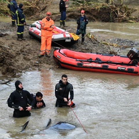 Στιγμιότυπο από τις έρευνες για τον εντοπισμό του 45χρονου Νίκου που παρασύρθηκε από χείμαρρο στο Πλουτοχώρι Ηλείας