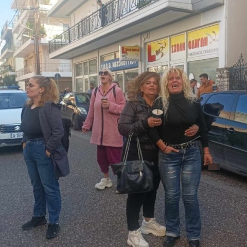 Συγγενείς του 31χρονου Μπάμπη έξω από το Αστυνομικό Τμήμα Μεσολογγίου όπου καταθέτει ο 50χρονος κρεοπώλης