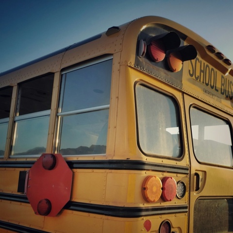 Όψεις από το πίσω μέρος σχολικού λεωφορείου