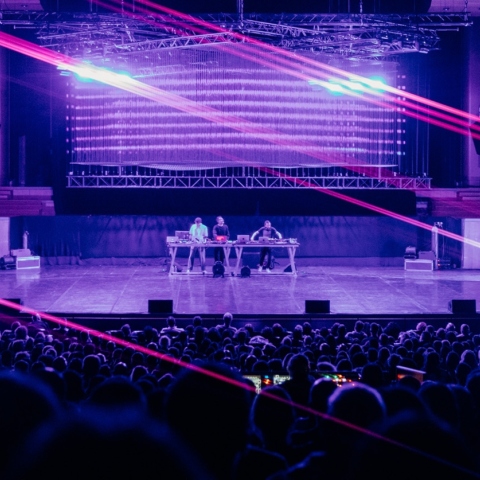 Ανταπόκριση από την παράσταση «Aether» των Max Cooper και Satyajit Das στο Μέγαρο Μουσικής Αθηνών