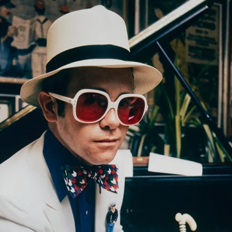 Ο Έλτον Τζον βγάζει τη συλλογή του σε δημοπρασία που αναμένεται να αποφέρει 10 εκατομμύρια δολάρια στον οίκο Christie’s