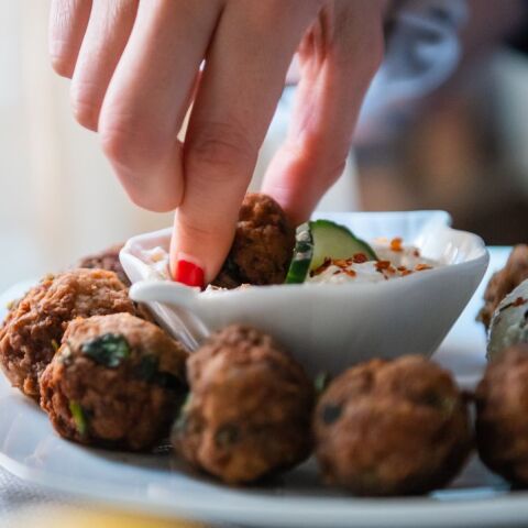 10 αθηναϊκά στέκια που φτιάχνουν τον τέλειο κεφτέ