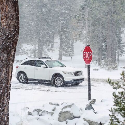 Χιόνια: Πώς τοποθετούμε τις αλυσίδες στις ρόδες αυτοκινήτου