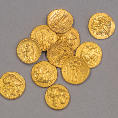 Ανασκαφή στην οδό Κατρέ, αρ. 1. Οι 11 χρυσοί στατήρες, μετά τον καθαρισμό τους