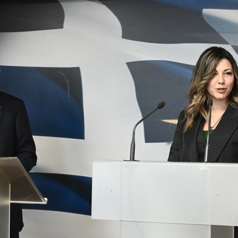 Η υπουργός Κοινωνικής Συνοχής και Οικογένειας, Σοφία Ζαχαράκη και ο υπουργός Οικονομικών, Κωστής Χατζηδάκης στις ανακοινώσεις για τα μέτρα στήριξης των νέων οικογενειών