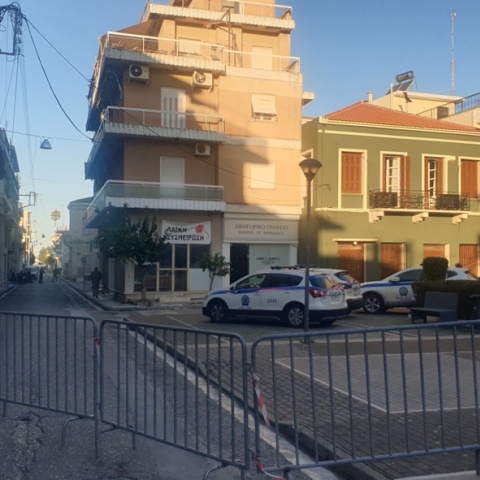 Κιγκλιδώματα έξω από το δικαστικό μέγαρο όπου θα απολογηθεί ο κρεοπώλης που κατηγορείται για τη δολοφονία του 31χρονου Μπάμπη