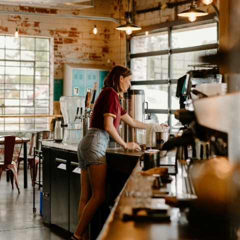 Πώς τα «ξεχωριστά» καφέ και μπαρ κατέληξαν να μοιάζουν τόσο πολύ μεταξύ τους