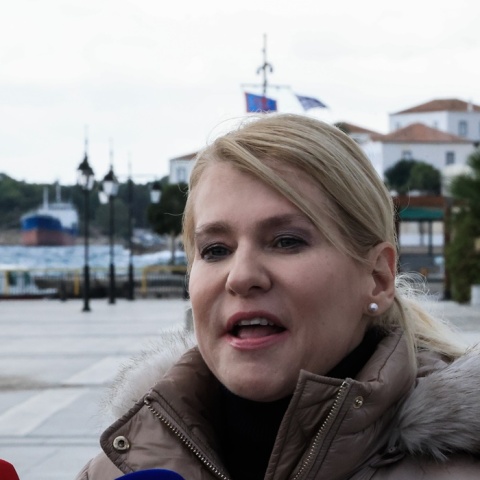 Η Θεοδώρα Τζάκρη στις Σπέτσες