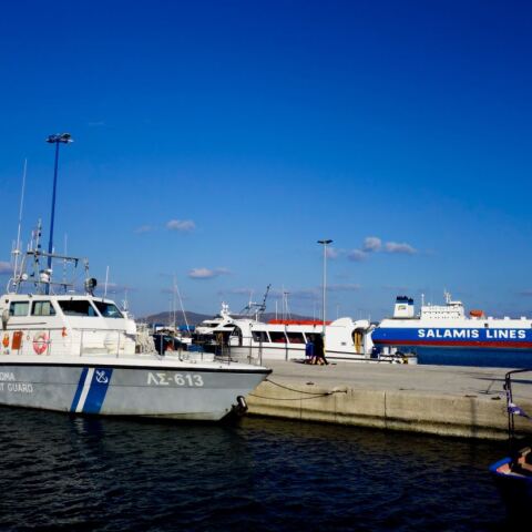 Μπλέχτηκαν οι άγκυρες φορτηγού πλοίου και κρουαζιερόπλοιου στο Λαύριο