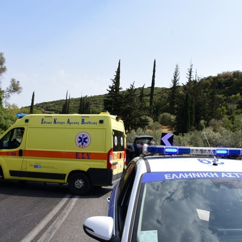 Ασθενοφόρο και περιπολικό μετά από τροχαίο δυστύχημα