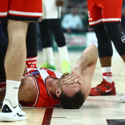 Μπάσκετ - Ολυμπιακός: Κάταγμα στο 5ο μετατάρσιο υπέστη ο Νίκολα Μιλουτίνοφ στο ντέρμπι με τον Παναθηναϊκό - Στους 2 μήνες η απουσία του από την αγωνιστική δράση