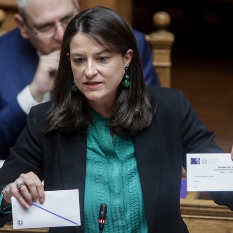 Η Νίκη Κεραμέως στη Βουλή κρατά στα χέρια της τους φακέλους για την επιστολική ψήφο