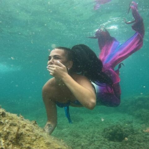 Thessaloniki Mermaid Academy: Μαθήματα για γοργόνες και υποβρύχια πασαρέλα - Η εκπαιδεύτρια Χαρίκλεια Μαρή περιγράφει την κουλτούρα του mermaiding.