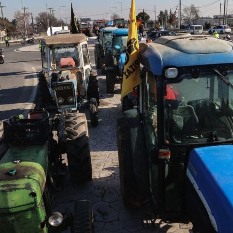 Εκατοντάδες αγρότες στον Ε-65 μετά από ένταση με ισχυρές αστυνομικές δυνάμεις