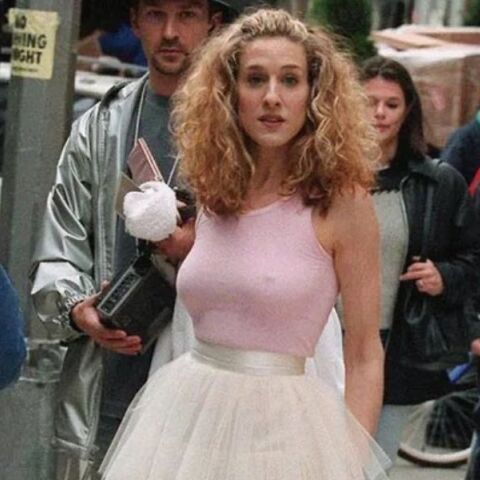 «Sex and the City»: Πωλήθηκε σε δημοπρασία φούστα της Σάρα Τζέσικα Πάρκερ ως Κάρι Μπράντσο - Η λευκή tutu αγοράστηκε αρχικά για 5 δολάρια.