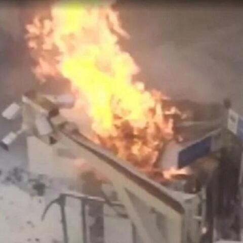 Φωτιά σε όχημα πάνω στην παραλιακή στο Φάληρο - Δείτε βίντεο