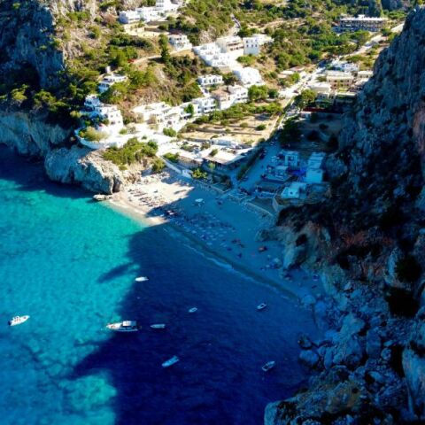 Ανάμεσα στους καλύτερους προορισμούς της Ευρώπης η Κάρπαθος για το 2024, σύμφωνα με διεθνή ΜΜΕ - Άρθρα σε Guardian, Evening Standard και ταξιδιωτικές σελίδες.