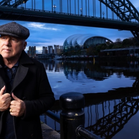 Mark Knopfler: Ο κιθαρίστας, τραγουδιστής και ιδρυτής των Dire Straits κυκλοφορεί το νέο του προσωπικό άλμπουμ «One Deep River» στις 12 Απριλίου 2024.