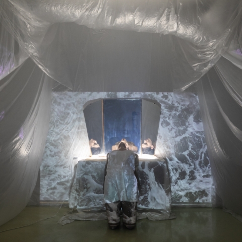 Από την περφόρμανς του Εμμανουήλ Κωνσταντινίδη στα Performance ROOMS 2024