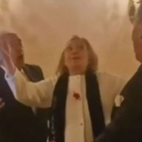 Η Χίλαρι Κλίντον έγινε viral με τον αποτυχημένο χορό macarena στην Ισπανία