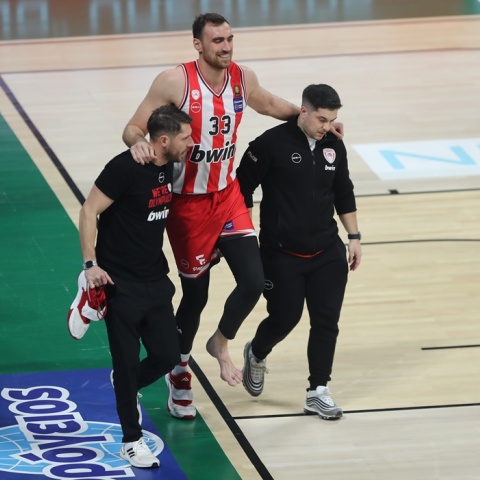 Ο Νίκολα Μιλουτίνοφ φεύγει υποβασταζόμενος από τον αγωνιστικό χώρο μετά τον τραυματισμό του