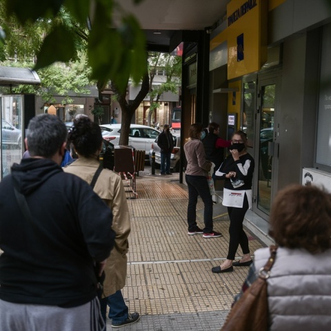 Ουρά έξω από ΑΤΜ τράπεζας