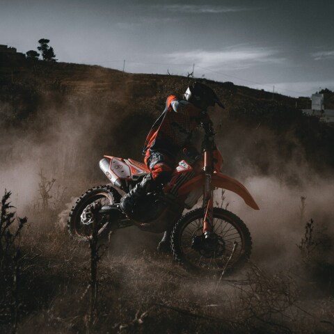 Άτομο πάνω σε μηχανή τύπου cross