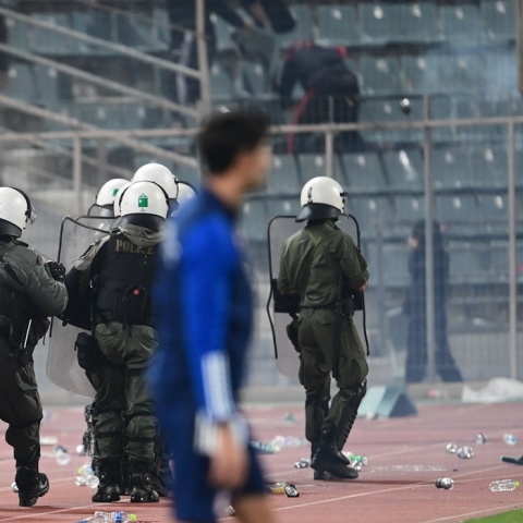 Αστυνομικοί σε γήπεδο όπου έχουν προηγηθεί επεισόδια