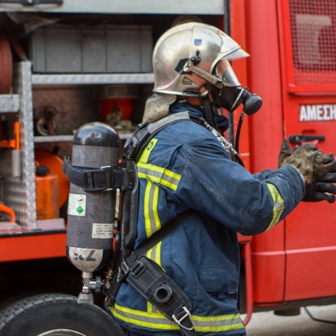 Πυροσβέστης φορά τον εξοπλισμό του - Τα γάντια του είναι μαύρα από τους καπνούς
