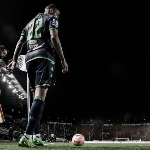 Παίκτης του Παναθηναϊκού εκτελεί κόρνερ