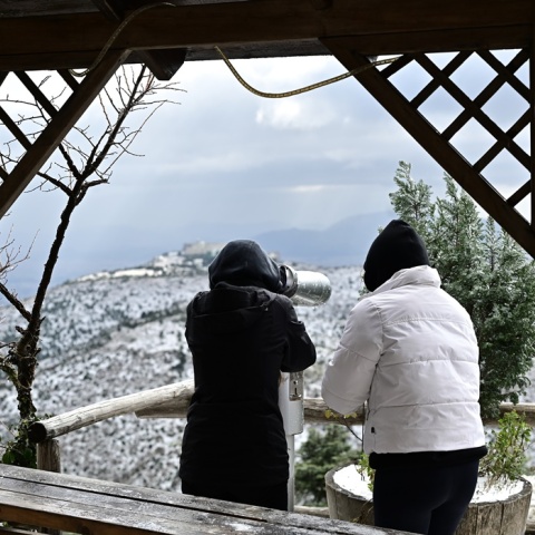 Πολίτες στη χιονισμένη Πάρνηθα