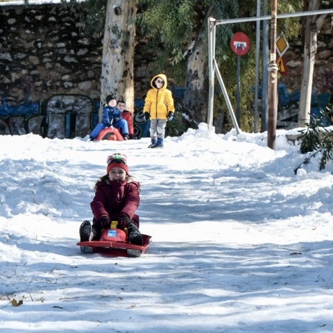 Παιδί παίζει στο χιονισμένο τοπίο
