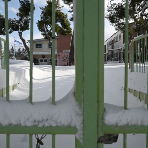 Η χιονισμένη αυλή σχολείου που παραμένει κλειστό
