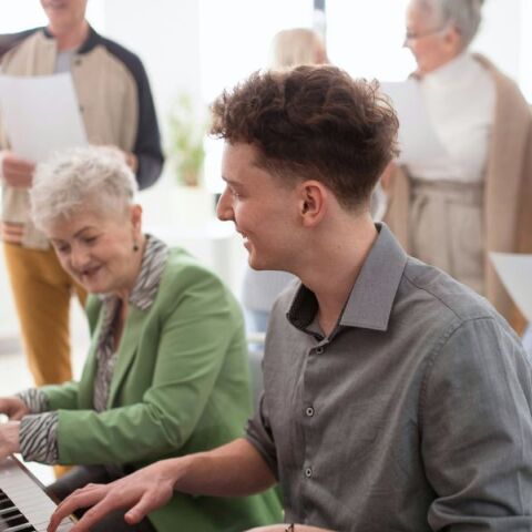 Η ενασχόληση με τη μουσική συνδέεται με καλύτερη υγεία του εγκεφάλου σε ηλικιωμένους