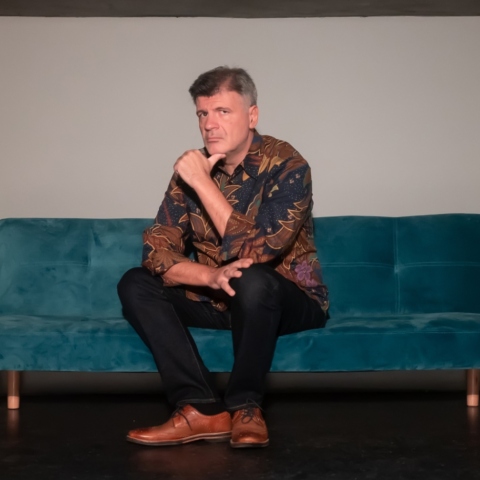 Ο Φοίβος Δεληβοριάς μιλάει στην Athens Voice για τη μουσική, τη ζωή, την κριτική και τις νέες του παραστάσεις στο Κύτταρο.